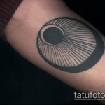 Оригинальный вариант существующей татуировки круг – рисунок подойдет для тату круг точкой внутри