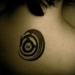Интересный пример готовой тату круг – рисунок подойдет для тату круг точкой внутри