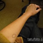 Прикольный пример нанесенной наколки круг – рисунок подойдет для тату круге плече