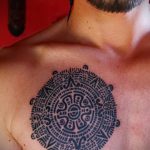 Интересный вариант нанесенной татуировки круг – рисунок подойдет для тату волна в круге