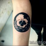 Интересный пример нанесенной татуировки круг – рисунок подойдет для тату надпись кругу