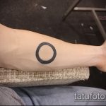 Оригинальный пример готовой татуировки круг – рисунок подойдет для тату в форме круга