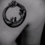 Уникальный пример нанесенной татуировки круг – рисунок подойдет для тату круг на руке