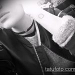 Черно-белое фото минималистичной татуировки – тонкого черного кольца на внутренней стороне запястья. Изящный и сдержанный дизайн.