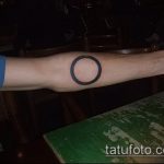 Интересный пример готовой татуировки круг – рисунок подойдет для лев круге тату