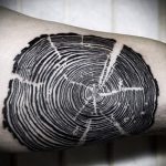 Оригинальный вариант выполненной тату круг – рисунок подойдет для тату дерево в круге