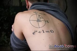Фото тату на спине: математические формулы, графики и символы. Черно-белый рисунок татуировки, для любителей математики.