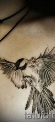 Необычный вариант идеи татуировки снегирь в готовой татухе на фото — для заметки про значение тату снегирь