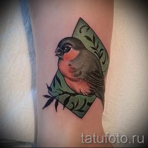 Фото тату маленькой птички, сидящей на зеленом листе. Яркие цвета, простой и милый дизайн, идеальный для первого тату.