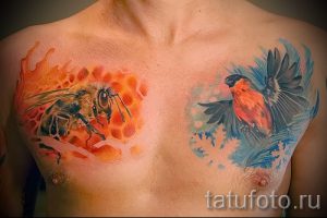 Фото тату с акварельной пчелой и птичкой на груди. Яркий и детализированный рисунок, выполненный в технике акварели.