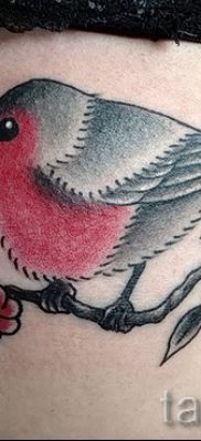 Крутой вариант идеи татуировки снегирь в готовой тату на фотографии — для поста про значение тату снегирь