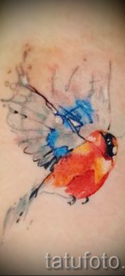 Необычный вариант идеи татуировки снегирь в готовой татухе на фотографии — для материала про значение тату снегирь