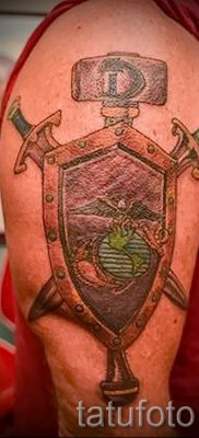 Фото крутой татуировки щит и меч для заметки про толкование тату щит с мечем
