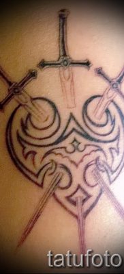 Фотография интересной татуировки щит и меч для заметки про историю тату щит с мечем