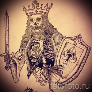 Фото тату: скелет в короне с мечом и щитом, выполненный в технике графики с использованием черных линий и штриховки.