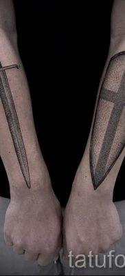 Вариант интересной татуировки щит и меч для материала про значение тату щит с мечем