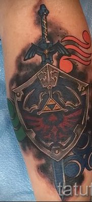 Вариант крутой татуировки щит и меч для заметки про смысл тату щит с мечем