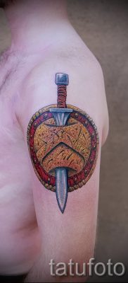 Фото удачной наколки щит и меч для публикации про толкование тату щит с мечем