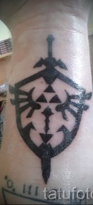 Рисунок крутой татуировки щит и меч для публикации про толкование тату щит с мечем