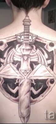 Рисунок крутой наколки щит и меч для материала про смысл тату щит с мечем