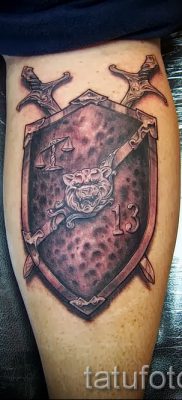 Фотография крутой татуировки щит и меч для статьи про толкование тату щит с мечем