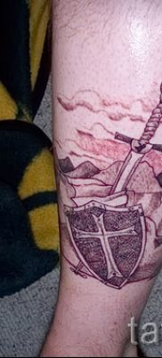 Рисунок крутой татуировки щит и меч для статьи про смысл тату щит с мечем