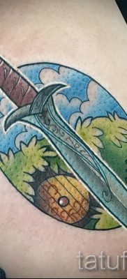 Фото крутой татуировки щит и меч для материала про историю тату щит с мечем