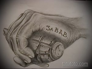Черно-белый эскиз татуировки с изображением руки, держащей гранату, и надписью "ЗА ВДВ". Военная тематика.