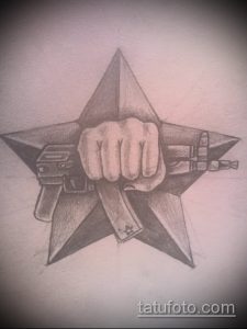 Черно-белый эскиз татуировки с изображением звезды, сжимаемой кулаком, и пистолетами. Агрессивный и провокационный рисунок.