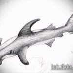 Черно-белый эскиз татуировки акулы-молота, выполненный карандашом. Детализированный рисунок демонстрирует реалистичное изображение рыбы.