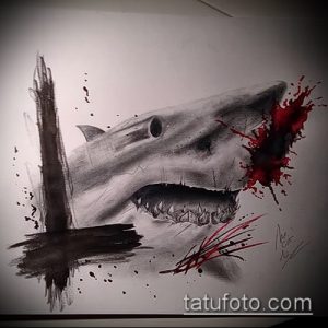 Черно-белый эскиз татуировки акулы, атакующей из воды, с реалистичными брызгами крови. Динамичный и агрессивный рисунок.