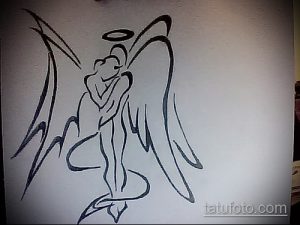 Простой черно-белый эскиз татуировки с изображением ангела, парящего в воздухе, выполненный в минималистичном стиле.