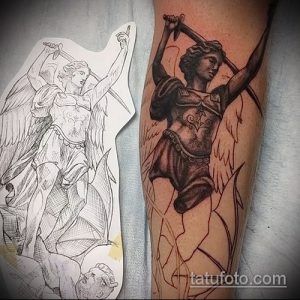 Фото тату архангела Михаила с мечом на предплечье. Рядом эскиз рисунка татуировки, демонстрирующий детализацию и процесс создания.