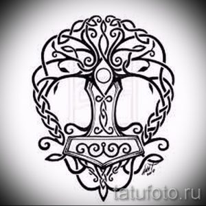 Черно-белый эскиз татуировки, изображающий Древо Иггдрасиль с Молотом Тора Мьёльниром. Символизирует силу, мудрость и связь с древними богами.