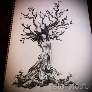 Черно-белый эскиз татуировки, изображающий женщину, сливающуюся с деревом. Символизирует гармонию с природой, женственность и красоту.