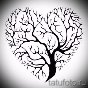 Черно-белая татуировка дерева, крона которого имеет форму сердца. Символизирует любовь, страсть и жизненную силу. Идеально для пар.