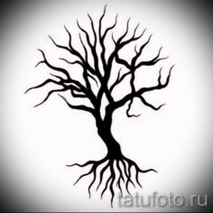 Черно-белый эскиз татуировки с изображением голого дерева с раскидистыми ветвями и развитой корневой системой. Символизирует стойкость и жизненную силу.