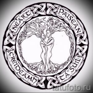 Черно-белый эскиз татуировки в кельтском стиле с изображением дерева жизни, в кроне которого изображена пара людей. Окружено кельтскими узлами.