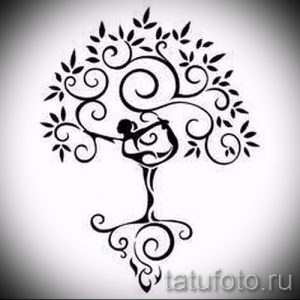 Черно-белый эскиз татуировки, изображающий дерево, в ветвях которого обнимаются мужчина и женщина. Символ любви и единения.