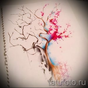 Нежное акварельное тату, изображающее ветвь цветущей сакуры с розовыми и голубыми цветами. Легкость и воздушность рисунка.