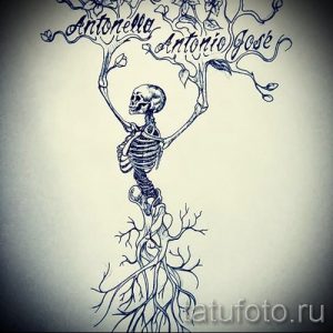 Черно-белый эскиз татуировки, изображающий скелет, обвивающий дерево жизни. Надпись с именами в ветвях дерева.