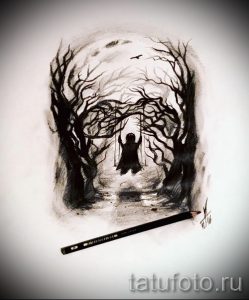 Черно-белый эскиз татуировки, изображающий одинокую девочку на качелях в темном, зловещем лесу. Атмосфера таинственности и печали.