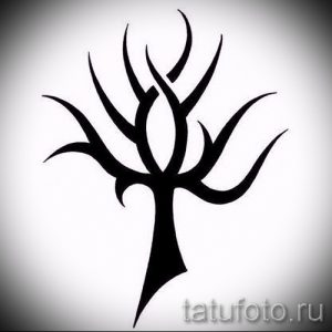 Черно-белый эскиз татуировки дерева с тонкими, заостренными ветвями. Подходит для минималистичных дизайнов и небольших татуировок.