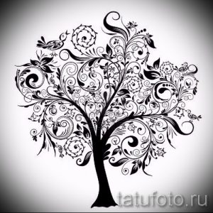 Черно-белый эскиз татуировки дерева с птицами и витиеватыми узорами. Идеально для женских татуировок на спине или плече.