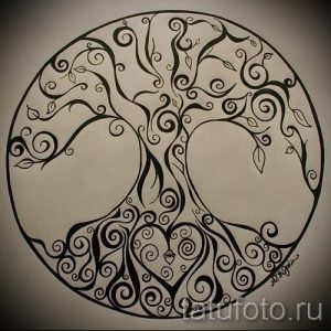 Черно-белый эскиз татуировки древа жизни в круге с витиеватыми ветвями и листьями. Идеально для женских татуировок.