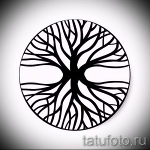 Графический эскиз татуировки, изображающий дерево с раскидистой корневой системой, заключенное в круг.