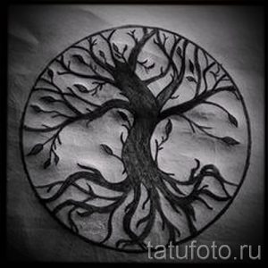 Эскиз татуировки в стиле blackwork, изображающий дерево с листьями, заключенное в круг.