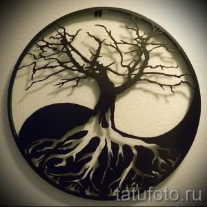 Черно-белый эскиз татуировки дерева жизни, заключенного в круг, символизирующий бесконечность и защиту. Детализированная проработка корней и ветвей.