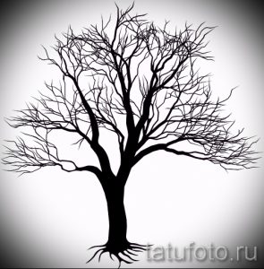 Черно-белый эскиз татуировки сухого дерева с тонкими ветвями и видимыми корнями. Минималистичный дизайн.