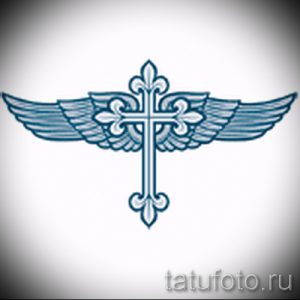 Фото тату креста с крыльями. Эскиз татуировки в стиле графика, выполненный тонкими линиями. Символизирует веру, надежду и духовное вознесение.